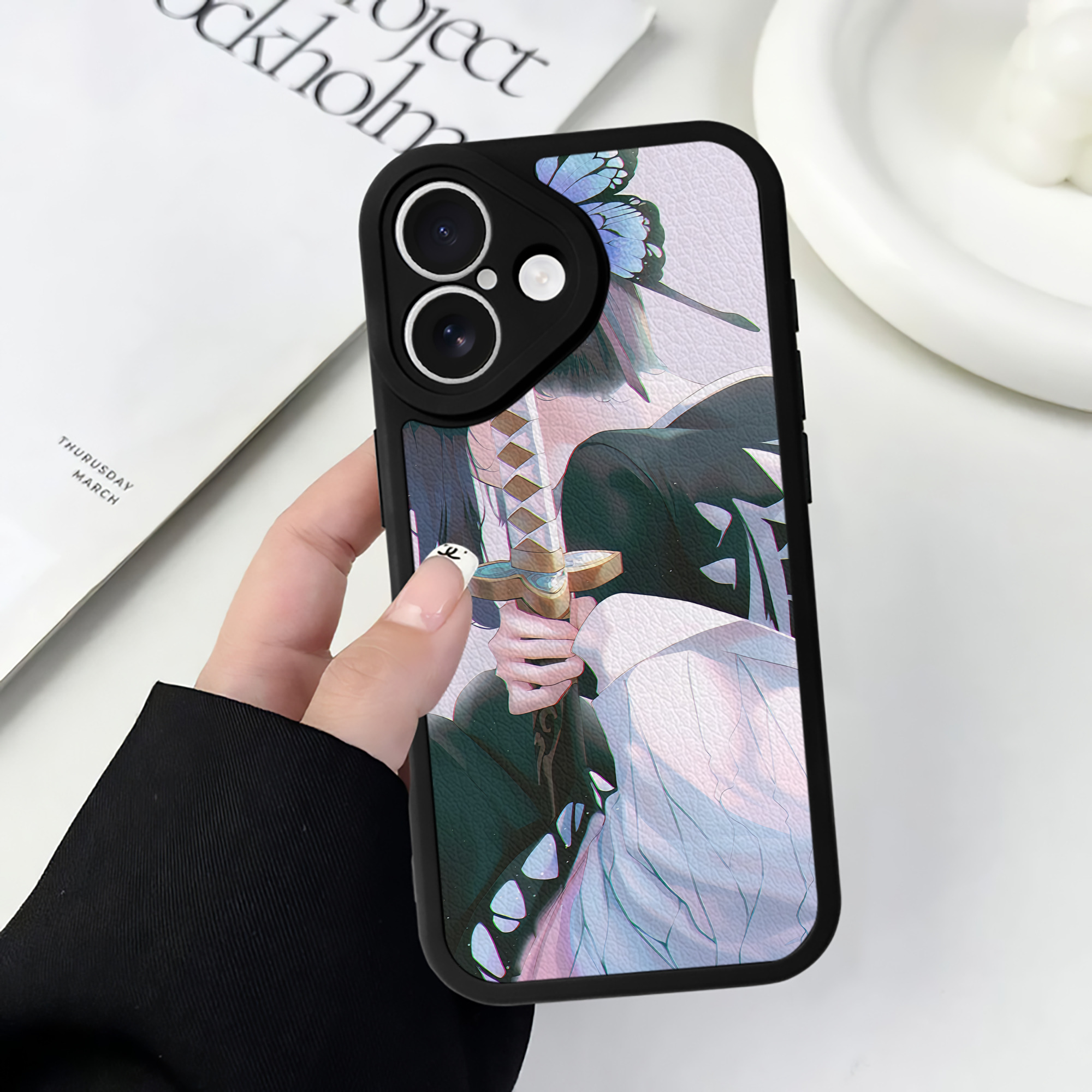 （画像用） 鬼滅の刃（きめつのやいば）蟲柱-胡蝶 しのぶ／こちょう しのぶ Kochou Shinobu 【iPhone 16シリーズ対応】シリコンスマホケース（レザー調） 材質：シリコン